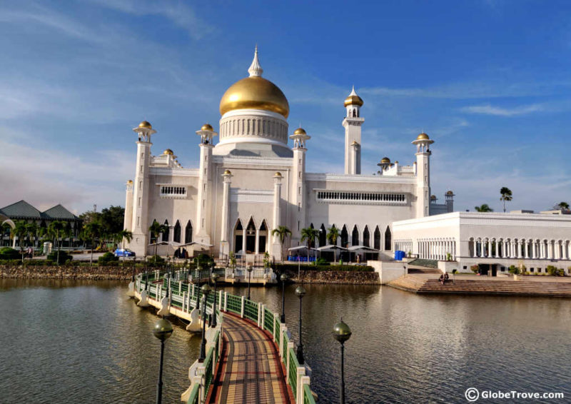 Masjid Omar Ali Saifuddein Dan Bahtera Mahligai : Brunei's Gorgeous Mosque